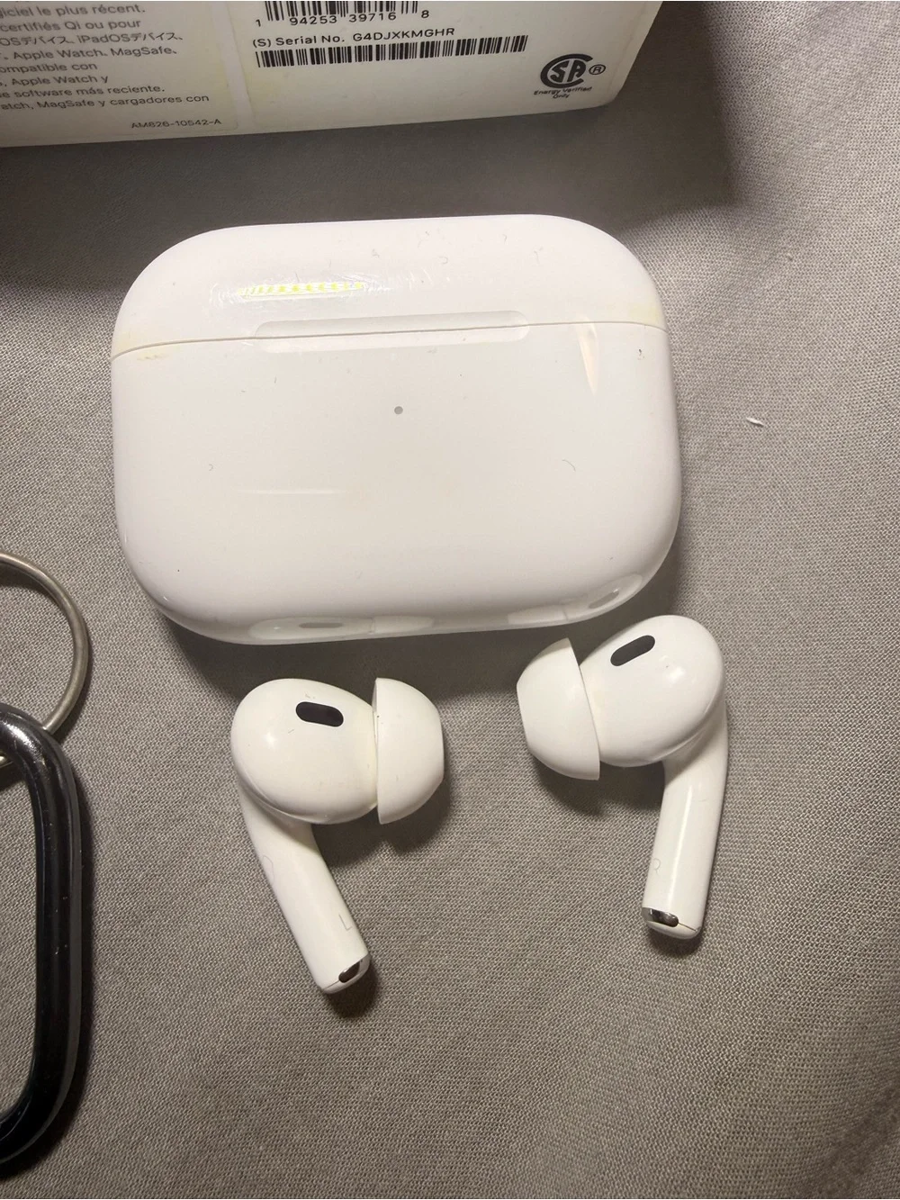 Apple AirPods Pro (2nd Gen) Wireless Earbuds Lightning with box and carry case